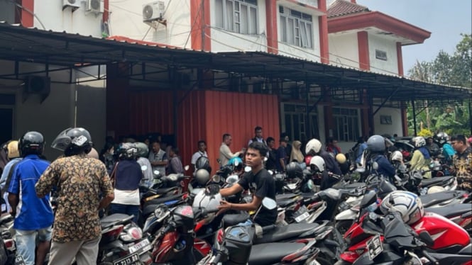 Antrean Sepeda Motor di Samsat Kota Serang.