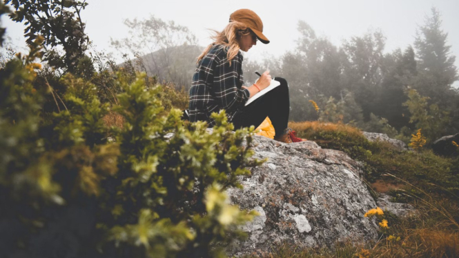 Ilustrasi aktivitas journaling di alam