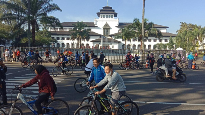 Ilustrasi masyarakat Bandung bersepeda