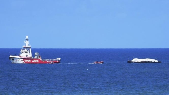 Kapal Open Arms yang menarik tongkang yang memuat bantuan 200 ton makanan untuk warga Palestina berlayar mendekati pantai Gaza.