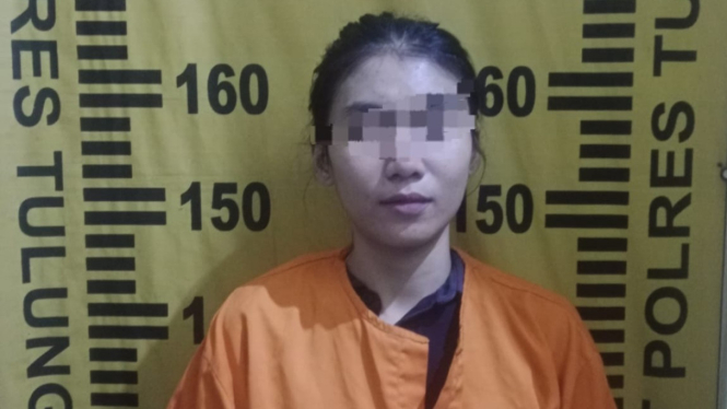 Terduga pelaku penggelapan uang toko di Tulungagung.