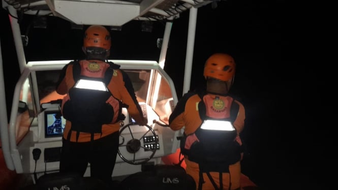 Tim SAR mencari korban kapal tenggelam di Selat Bali.