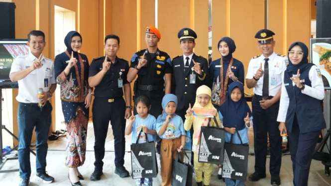 KAI Sumut memperkenalkan perkeretaapian kepada anak-anak.