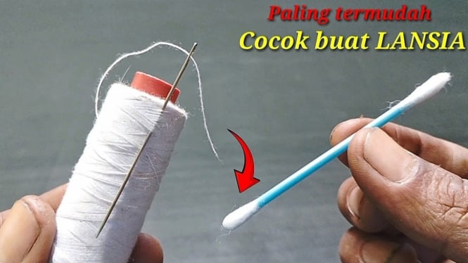 Memasukan benang ke jarum jahit