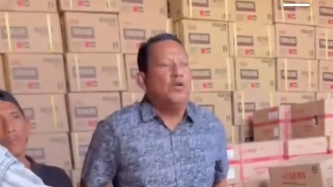 Seorang Pria Lecehkan Aparat saat Penggerebekan Gudang Oli Palsu