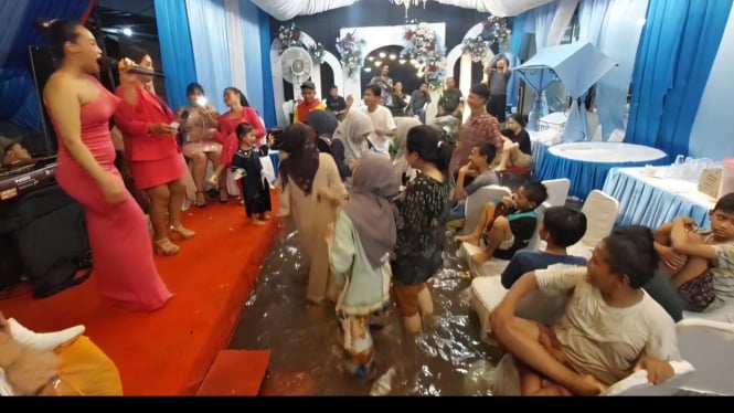 Warga, Kali Adem Gelar Hajatan Meski Banjir Rob Melanda