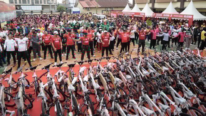 Antusias Ribuan Warga Padati Bhayangkara Fun Walk di Polres Gowa